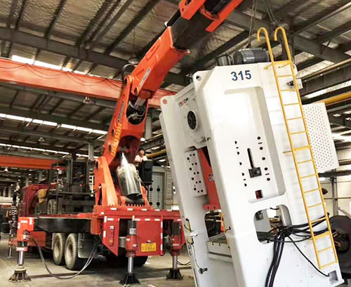 汉源附近随车吊出租，轻松解决运输难题