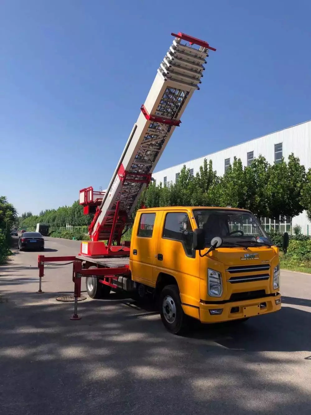 汉源附近的云梯车出租服务：轻松解决高空作业需求